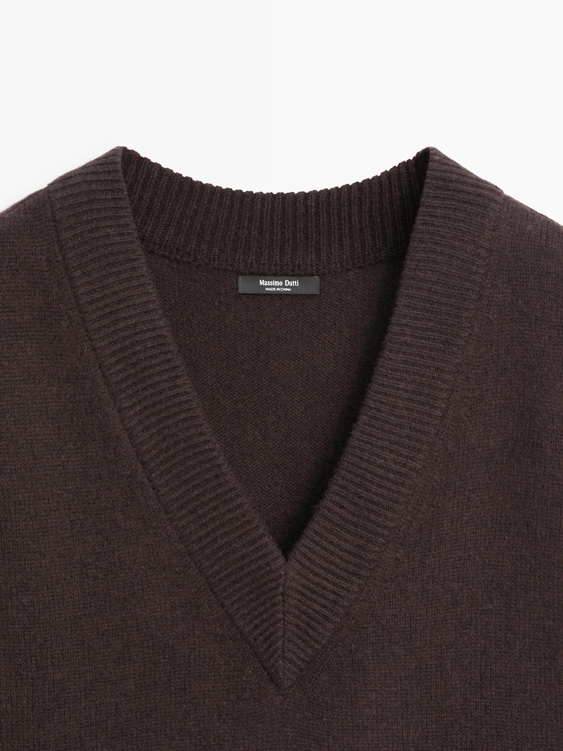 V-neck bib with tie details